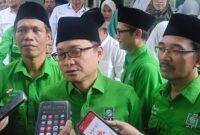 Ket foto. Hasanudin Wahid Sekjen DPP PKB (tengah) didampingi anggota DPRD kabupaten Malang, Kuncoro dan Abdullah Satar saat diwawancara awak media