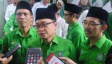 Ket foto. Hasanudin Wahid Sekjen DPP PKB (tengah) didampingi anggota DPRD kabupaten Malang, Kuncoro dan Abdullah Satar saat diwawancara awak media 