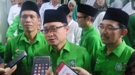 Ket foto. Hasanudin Wahid Sekjen DPP PKB (tengah) didampingi anggota DPRD kabupaten Malang, Kuncoro dan Abdullah Satar saat diwawancara awak media 