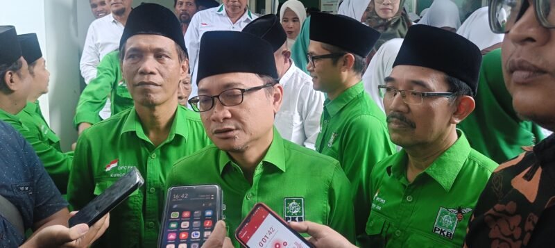 Ket foto. Hasanudin Wahid Sekjen DPP PKB (tengah) didampingi anggota DPRD kabupaten Malang, Kuncoro dan Abdullah Satar saat diwawancara awak media 