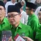 Ket foto. Hasanudin Wahid Sekjen DPP PKB (tengah) didampingi anggota DPRD kabupaten Malang, Kuncoro dan Abdullah Satar saat diwawancara awak media 