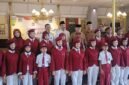Ket foto. Menteri Sosial RI Saifullah Yusuf didampingi Bupati Malang HM Sanusi dan Sekretaris Daerah Budiar Anwar bersama siswa siswi Sekolah Rakyat