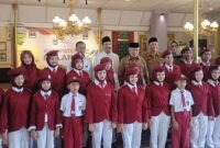 Ket foto. Menteri Sosial RI Saifullah Yusuf didampingi Bupati Malang HM Sanusi dan Sekretaris Daerah Budiar Anwar bersama siswa siswi Sekolah Rakyat