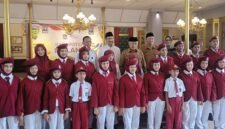 Ket foto. Menteri Sosial RI Saifullah Yusuf didampingi Bupati Malang HM Sanusi dan Sekretaris Daerah Budiar Anwar bersama siswa siswi Sekolah Rakyat
