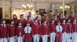 Ket foto. Menteri Sosial RI Saifullah Yusuf didampingi Bupati Malang HM Sanusi dan Sekretaris Daerah Budiar Anwar bersama siswa siswi Sekolah Rakyat