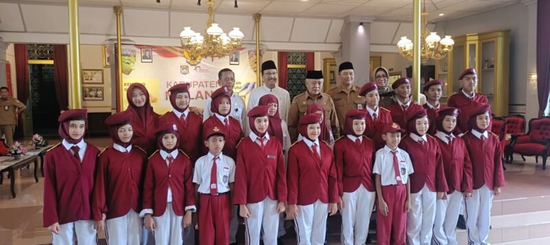 Ket foto. Menteri Sosial RI Saifullah Yusuf didampingi Bupati Malang HM Sanusi dan Sekretaris Daerah Budiar Anwar bersama siswa siswi Sekolah Rakyat