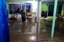 Ket foto. Banjir akibat luapan sungai Saptorenggo Pakis menggenangi puluhan rumah warga