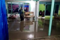 Ket foto. Banjir akibat luapan sungai Saptorenggo Pakis menggenangi puluhan rumah warga