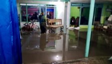 Ket foto. Banjir akibat luapan sungai Saptorenggo Pakis menggenangi puluhan rumah warga