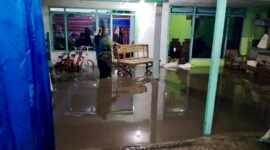 Ket foto. Banjir akibat luapan sungai Saptorenggo Pakis menggenangi puluhan rumah warga