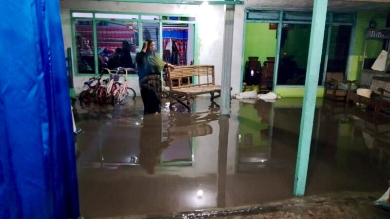 Ket foto. Banjir akibat luapan sungai Saptorenggo Pakis menggenangi puluhan rumah warga