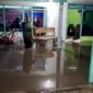 Ket foto. Banjir akibat luapan sungai Saptorenggo Pakis menggenangi puluhan rumah warga