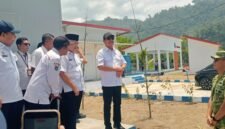 Ket foto. Menteri Kelautan dan Perikanan RI Wahyu Sakti Trenggono didampingi Bupati Malang, HM Sanusi dan jajaran OPD saat berdialog dengan Dandim 0818 Kabupaten Malang dan Batu, Letkol Czi Bayu Nugroho, di KNMP Sipelot Pujiharjo