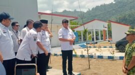Ket foto. Menteri Kelautan dan Perikanan RI Wahyu Sakti Trenggono didampingi Bupati Malang, HM Sanusi dan jajaran OPD saat berdialog dengan Dandim 0818 Kabupaten Malang dan Batu, Letkol Czi Bayu Nugroho, di KNMP Sipelot Pujiharjo 