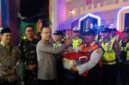 Ket foto. Kapolres Malang AKBP Muhammad Taat Resdianto didampingi Dandim 0818 Kota Batu dan Kabupaten Malang dan Sekretaris Daerah, Budiar Anwar saat memberikan bingkisan lebaran pada salah petugas gabungan pengamanan Hari' Raya Idul Fitri 1447 H di Pos Terpadu Karanglo Singosari 