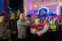 Ket foto. Kapolres Malang AKBP Muhammad Taat Resdianto didampingi Dandim 0818 Kota Batu dan Kabupaten Malang dan Sekretaris Daerah, Budiar Anwar saat memberikan bingkisan lebaran pada salah petugas gabungan pengamanan Hari' Raya Idul Fitri 1447 H di Pos Terpadu Karanglo Singosari
