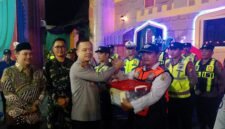 Ket foto. Kapolres Malang AKBP Muhammad Taat Resdianto didampingi Dandim 0818 Kota Batu dan Kabupaten Malang dan Sekretaris Daerah, Budiar Anwar saat memberikan bingkisan lebaran pada salah petugas gabungan pengamanan Hari' Raya Idul Fitri 1447 H di Pos Terpadu Karanglo Singosari