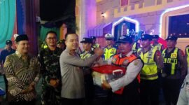 Ket foto. Kapolres Malang AKBP Muhammad Taat Resdianto didampingi Dandim 0818 Kota Batu dan Kabupaten Malang dan Sekretaris Daerah, Budiar Anwar saat memberikan bingkisan lebaran pada salah petugas gabungan pengamanan Hari' Raya Idul Fitri 1447 H di Pos Terpadu Karanglo Singosari 