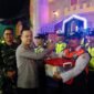 Ket foto. Kapolres Malang AKBP Muhammad Taat Resdianto didampingi Dandim 0818 Kota Batu dan Kabupaten Malang dan Sekretaris Daerah, Budiar Anwar saat memberikan bingkisan lebaran pada salah petugas gabungan pengamanan Hari' Raya Idul Fitri 1447 H di Pos Terpadu Karanglo Singosari 