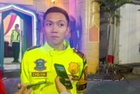 Ket foto. Kasatlantas Polres Malang, AKP Muhammad Alif Chelvin Arliska, saat diwawancara awak media di Pos Terpadu Karanglo Singosari usai mendampingi kegiatan Kapolres Malang 