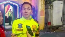 Ket foto. Kasatlantas Polres Malang, AKP Muhammad Alif Chelvin Arliska, saat diwawancara awak media di Pos Terpadu Karanglo Singosari usai mendampingi kegiatan Kapolres Malang