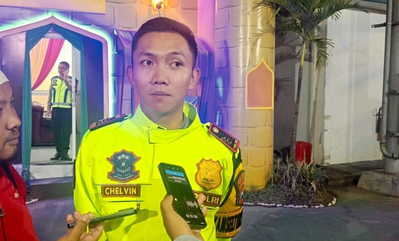 Ket foto. Kasatlantas Polres Malang, AKP Muhammad Alif Chelvin Arliska, saat diwawancara awak media di Pos Terpadu Karanglo Singosari usai mendampingi kegiatan Kapolres Malang 