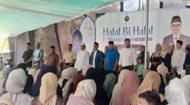 Ket foto. Pimpinan Turen Indah (TI) group, Mahkrus Soleh bersama para Kyai dan seluruh karyawan saat menggelar Halal Bi Halal Hari Raya Idul Fitri 1447 H di kediamannya 