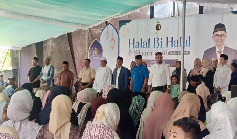 Ket foto. Pimpinan Turen Indah (TI) group, Mahkrus Soleh bersama para Kyai dan seluruh karyawan saat menggelar Halal Bi Halal Hari Raya Idul Fitri 1447 H di kediamannya 