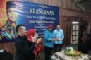 Ket foto. Rendra Kresna memberikan potongan tumpeng pada Wali Kota Malang, Wahyu Hidayat disaksikan Abah Anton dan Sri Rahayu 