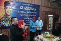 Ket foto. Rendra Kresna memberikan potongan tumpeng pada Wali Kota Malang, Wahyu Hidayat disaksikan Abah Anton dan Sri Rahayu 