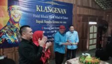 Ket foto. Rendra Kresna memberikan potongan tumpeng pada Wali Kota Malang, Wahyu Hidayat disaksikan Abah Anton dan Sri Rahayu 