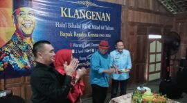 Ket foto. Rendra Kresna memberikan potongan tumpeng pada Wali Kota Malang, Wahyu Hidayat disaksikan Abah Anton dan Sri Rahayu 