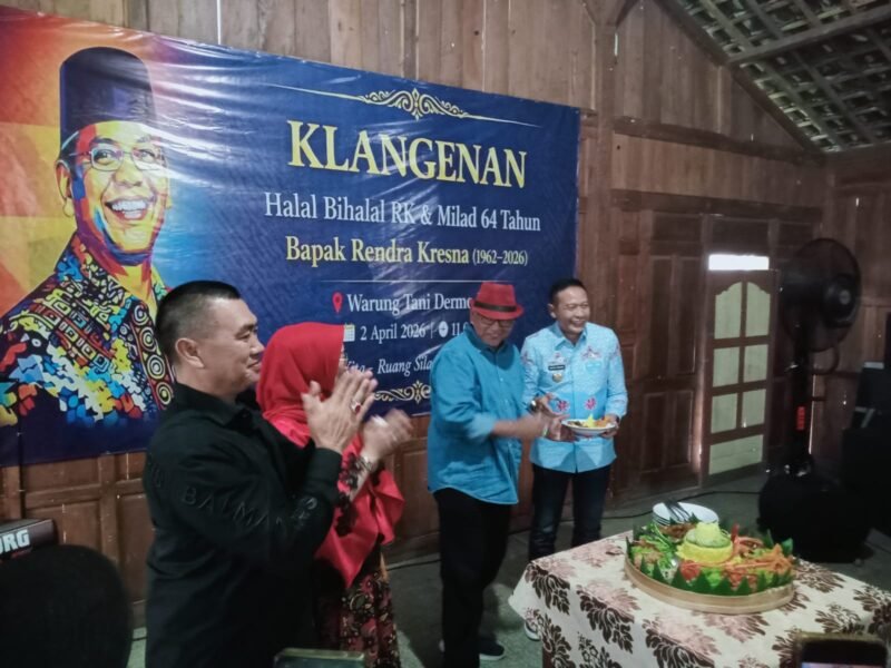 Ket foto. Rendra Kresna memberikan potongan tumpeng pada Wali Kota Malang, Wahyu Hidayat disaksikan Abah Anton dan Sri Rahayu 