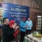Ket foto. Rendra Kresna memberikan potongan tumpeng pada Wali Kota Malang, Wahyu Hidayat disaksikan Abah Anton dan Sri Rahayu 