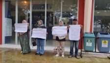 Ket foto. Aksi penolakan dari keluarga korban tragedi Kanjuruhan terhadap pertandingan sepakbola antara Arema VS Persebaya di stadion Kanjuruhan Kepanjen Malang 