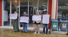 Ket foto. Aksi penolakan dari keluarga korban tragedi Kanjuruhan terhadap pertandingan sepakbola antara Arema VS Persebaya di stadion Kanjuruhan Kepanjen Malang 