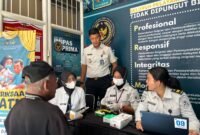 Ket foto. Tim Klinik Rutan Bangil saat berikan layanan kesehatan