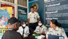 Ket foto. Tim Klinik Rutan Bangil saat berikan layanan kesehatan