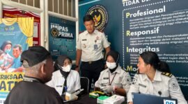 Ket foto. Tim Klinik Rutan Bangil saat berikan layanan kesehatan