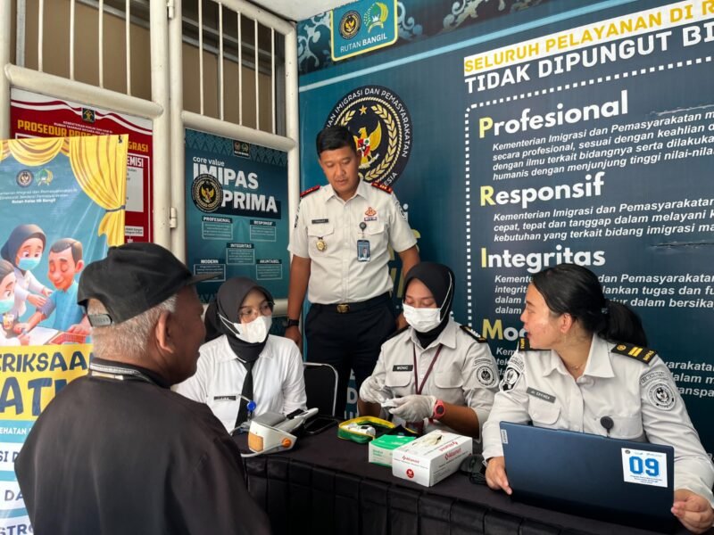 Ket foto. Tim Klinik Rutan Bangil saat berikan layanan kesehatan