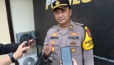 Ket foto. Kasihumas Polres Malang, AKP Bambang Subinajar saat memberikan keterangan pada awak media