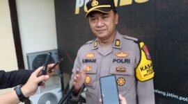 Ket foto. Kasihumas Polres Malang, AKP Bambang Subinajar saat memberikan keterangan pada awak media