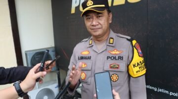 Ket foto. Kasihumas Polres Malang, AKP Bambang Subinajar saat memberikan keterangan pada awak media