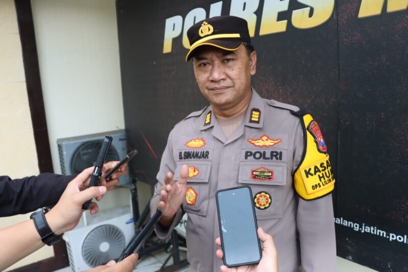 Ket foto. Kasihumas Polres Malang, AKP Bambang Subinajar saat memberikan keterangan pada awak media