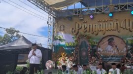Ket foto. Bupati Malang, HM Sanusi saat memberikan sambutan di halal bi halal dan pengajian umum di Kecamatan Donomulyo 