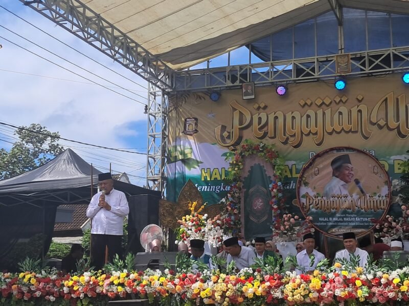 Ket foto. Bupati Malang, HM Sanusi saat memberikan sambutan di halal bi halal dan pengajian umum di Kecamatan Donomulyo 