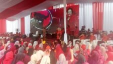 Ket foto. PDI Perjuangan memperingatan Hari Buruh Internasional sekaligus Hari Kartini di pabrik rokok Sayap Mas Gondanglegi Malang 