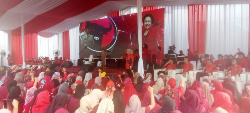 Ket foto. PDI Perjuangan memperingatan Hari Buruh Internasional sekaligus Hari Kartini di pabrik rokok Sayap Mas Gondanglegi Malang 