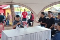 Ket foto. Bupati Malang, HM Sanusi (menghadap kamera) didampingi Kepala Dinas Kelautan dan Perikanan, Victor Sembiring (membelakangi kamera) berdialog dengan para nelayan Sendang Biru yang heroik di Pantai Wonogoro Gedangan
