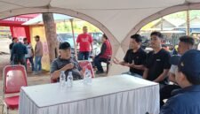 Ket foto. Bupati Malang, HM Sanusi (menghadap kamera) didampingi Kepala Dinas Kelautan dan Perikanan, Victor Sembiring (membelakangi kamera) berdialog dengan para nelayan Sendang Biru yang heroik di Pantai Wonogoro Gedangan